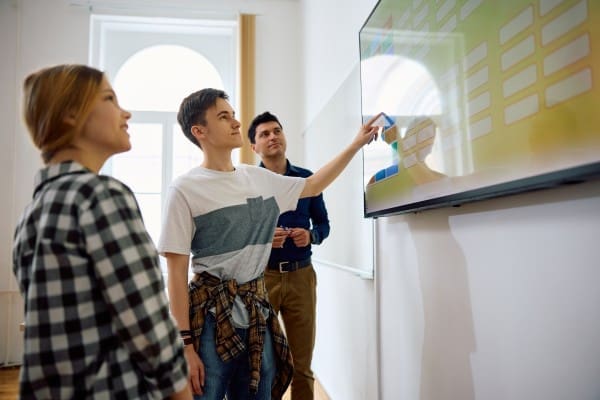students_collaborating_metroclick shutterstock 2337901025